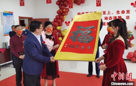 河北保定兩名抗疫志愿者隔離點舉辦“云婚禮”(圖2)