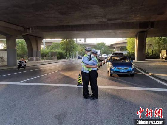 抗疫一線偶遇 警察父子相擁留下溫馨合影(圖2)
