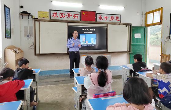 第二個民法典宣傳月 天津機場邊檢站“典”燃學(xué)法熱(圖1)